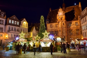 marburger-adventsmarkt-auf-dem-marktplatz-4_Marburg Stadt und Land Tourismus GmbH.jpg Der Adventsmarkt auf dem Marktplatz: Das Rathaus ist erleuchtet, die Stände auf dem Platz sind feierlich geschmückt.