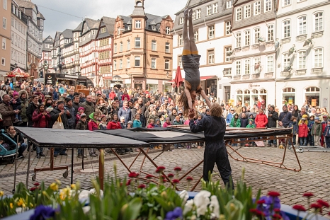 Das Duo "Aramelo" führte beeindruckende Trampolin-Artistik auf dem Marktplatz vor. © Melanie Weiershäuser, i.A.d. Stadt Marburg