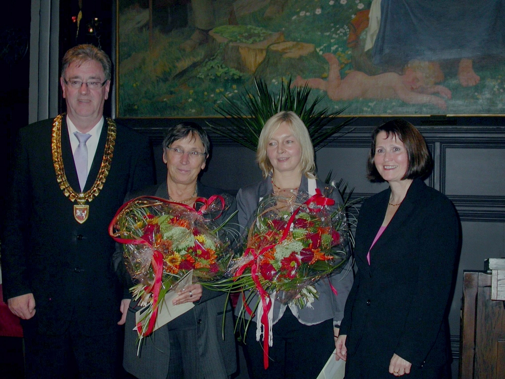 Verleihung des Marburger Gleichberechtigungspreises 2009 von Oberbürgermeister Egon Vaupel und der Vorsitzenden der Gleichstellungskommission, Dr. Marlis Sewering-Wollanek an die Initiative Kinder-, Jugend- und Gemeinwesenarbeit sowie dem Zentrum für Gend