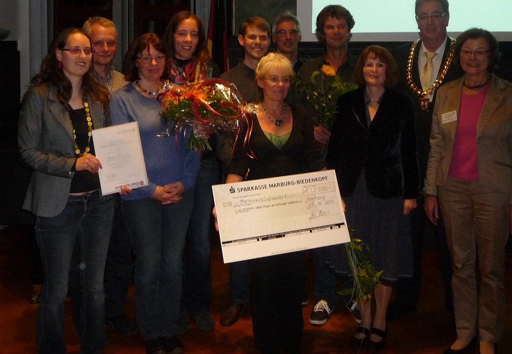 Die Elisabeth Kaffee-Gruppe des Marburger Weltladens erhält den Marburger Gleichberechtigungspreis 2013 durch Oberbürgermeister Egon Vaupel (2.v.r.), der Vorsitzenden der Gleichstellungskommission, Dr. Marlis Sewering-Wollanek (3.v.r.) und der Leiterin de