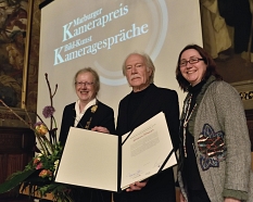 Kamerapreisträger Jürgen Jürges nahm die Auszeichnung von Universitätspräsidentin Prof. Dr. Katharina Krause (l.) und Kulturdezernentin Dr. Kerstin Weinbach entgegen. © Georg Kronenberg, Stadt Marburg