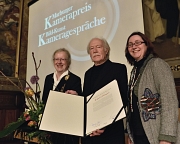 Kamerapreisträger Jürgen Jürges nahm die Auszeichnung von Universitätspräsidentin Prof. Dr. Katharina Krause (l.) und Kulturdezernentin Dr. Kerstin Weinbach entgegen.
