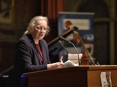Universitätspräsidentin Prof. Dr. Katharina Krause lobte den Preisträger als kritischen Chronisten. © Georg Kronenberg i.A. der Stadt Marburg