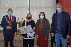 Marburger Leuchtfeuer 2021 Oberbürgermeister Dr. Thomas Spies (l.) und Ehrenbürger sowie Oberbürgermeister a. D. Egon Vaupel, Jury-Sprecher, überreichten Halina Pollom (2. v. l.) das „Marburger Leuchtfeuer für Soziale Bürgerrechte“ sowie ein Bild der Künstlerin Jessica Petraccaro-G