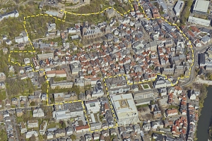Marburger Oberstadt_Schraegluftbild_mit Abgrenzung.jpg Luftaufnahme der Marburger Oberstadt; der Geltungsbereichs des Städtebauförderprogramm "Lebendige Zentren" ist darauf gelb markiert.