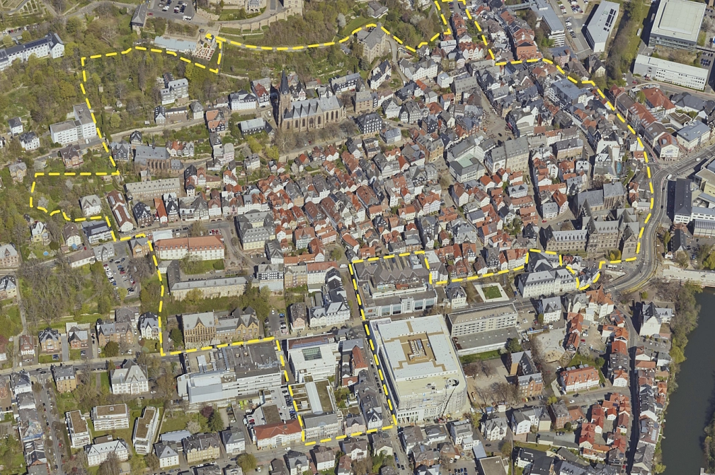 Marburger Oberstadt_Schraegluftbild_mit Abgrenzung.jpg Luftaufnahme der Marburger Oberstadt; der Geltungsbereichs des Städtebauförderprogramm "Lebendige Zentren" ist darauf gelb markiert. © Universitätsstadt Marburg