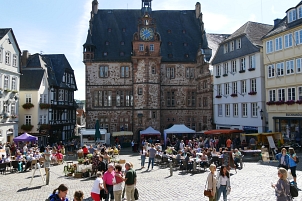 Marburger Oberstadtmarkt: Blick auf das Rathaus © Stadtmarketing Marburg e. V.