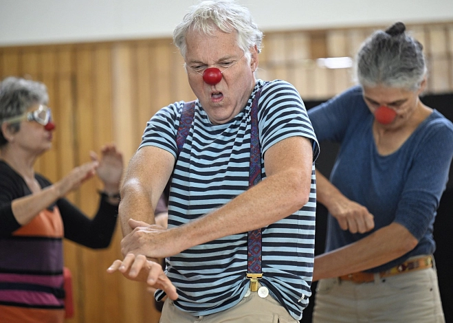 Marburger Sommerakademie: Menschen mit Clownsnase beim Tanz.