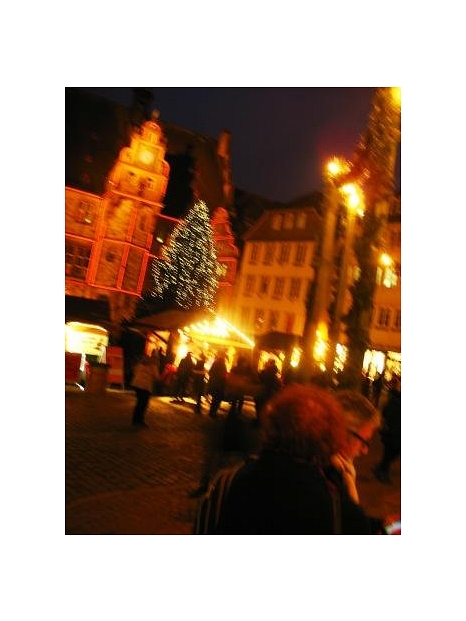 Marburger Weihnachtsmarkt Marktplatz mit Rathaus schön beleuchtet © Bernd Weimer