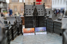 Zwei MarburgPässe sind im Tastmodell des Marburger Rathauses platziert. © Stefanie Ingwersen, Stadt Marburg