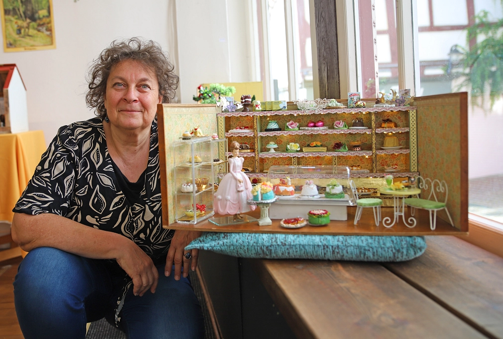 Das Bild zeigt die Künstlerin Martina Scholz mit einem ihrer Ausstellungsstücke.