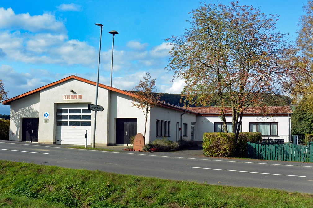 Das Bürgerhaus Dilschhausen teilt sich das Gebäude mit der örtlichen Feuerwehr.
