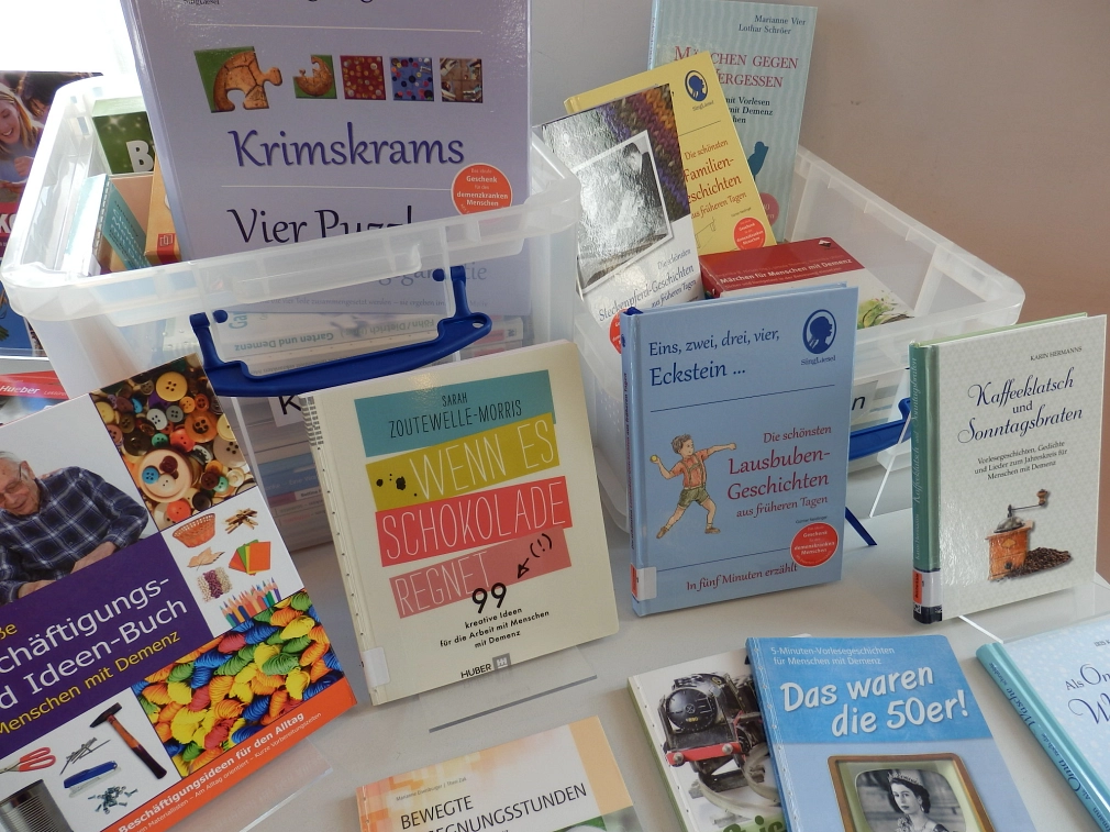 Medienkisten für Einrichtungen der Altenhilfe Bücherkiste mit Medien, die Hilfestellungen, Anregungen und praxiserprobte Vorschläge zur Aktivierung von Demenzerkrankten bieten. © Universitätsstadt Marburg