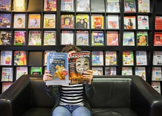 Mehr als 98.000 Medien gibt es in der Marburger Stadtbücherei zu finden – darunter beispielsweise Zeitschriften. © Patricia Grähling, Stadt Marburg