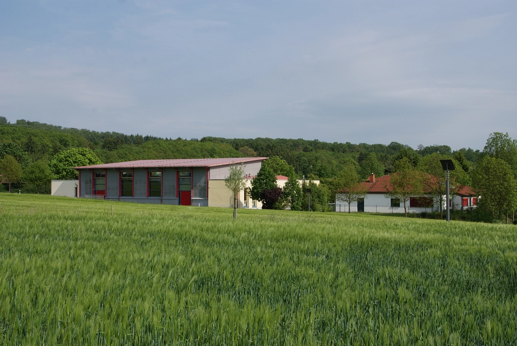 Mehrzweckhalle und Schule in Cyriaxweimar