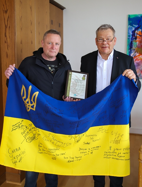 Ukrainische Flagge mit Unterschriften Militärangehöriger als Dankeschön an Marburg und weitere Kommunen, die deren Angehörige aufgenommen haben.