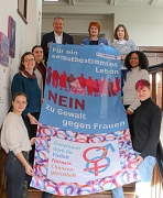 Mit der neuen Fahne setzt die Stadt Marburg ein Zeichen gegen Gewalt gegen Frauen.