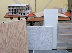 Mit einem Modell des neuen Nachbarschaftszentrums und Musterstücken der Materialien veranschaulichten die Architekt*innen die Planungen. © Thomas Steinforth, Stadt Marburg