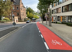 Mit Farbe auf den Straßen verdeutlicht die Stadt Marburg, dass der Kraftverkehr auf Fahrräder Rücksicht nehmen muss. © Universitätsstadt Marburg