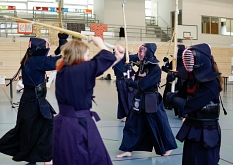 Mitglieder des Vereins Kendo Lich führten die moderne Art des japanischen Schwertkampfs vor. (Foto: Milan Kalthaus, Stadt Marburg) © Universitätsstadt Marburg
