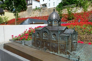 Modell der zerstörten Synagoge vor dem "Garten des Gedenkens" Bronzemodell der zerstörten Synagoge vor dem "Garten des Gedenkens" bei blühenden Rosen