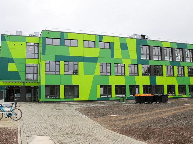 In mehreren Grüntönen ist der Modulbau der Astrid-Lindgren-Schule in Marburg gestaltet.