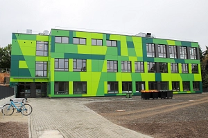 Modulbau Astrid-Lindgren-Schule In mehreren Grüntönen ist der Modulbau der Astrid-Lindgren-Schule in Marburg gestaltet.