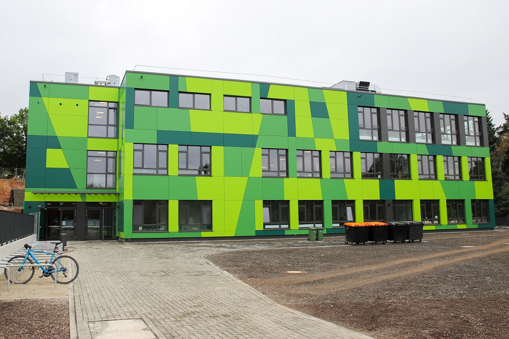 In mehreren Grüntönen ist der Modulbau der Astrid-Lindgren-Schule in Marburg gestaltet.&nbsp;&copy;&nbsp;Stefanie Ingwersen, Stadt Marburg