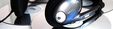 Silberne CD-Scheiben auf denen ein schwarzer Kopfhörer liegt © Universitätsstadt Marburg