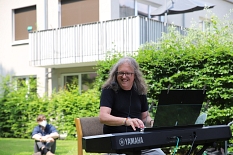 Zum Abschluss der Konzertreihe spielt Musiker Jean Kleeb im Garten der Demenz-WG am Klavier. © Stefanie Ingwersen, Stadt Marburg