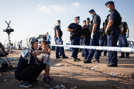 Eine Frau mit einem kleinen Jungen vor einem Polizeiabsperrband – das Foto zeigt Menschen an den Außengrenzen Europas. „Europa wählt Menschenwürde“ heißt das diesjährige Motto der Internationalen Wochen gegen Rassismus. © Felix Volkmar