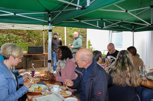 Nachbar*innen und Bewohner*innen der Obdachlosenunterkunft In der Gemoll für Frauen, Familien und Paare essen gemeinsam und unterhalten sich.&nbsp;&copy;&nbsp;Heike Döhn, i. A. d. Stadt Marburg