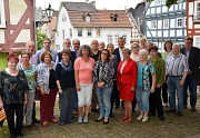 Über den ersten gemeinsamen Austausch mit Oberbürgermeister Dr. Thomas Spies (hinten, 4. v. r.) freuten sich rund 30 Vertreterinnen und Vertreter der Marburger Nachbarschafts- und Beteiligungsprojekte.