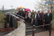 Oberbürgermeister Egon Vaupel (rechts) und Ortsvorsteherin Erika Lotz-Halilovic (5. von links) weihten die Regenbogenbrücke mit zahlreichen anderen Menschen ein.