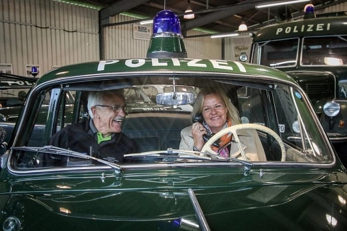 Nancy-Faeser-Poliezioldtimermuseum größer.jpg Nancy Faeser im Isar12 im Polizeioldtimermuseum mit Eberhardt Dersch © Polizeioldtimermuseum