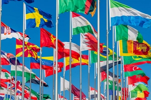 Nationalflaggen Nationalflaggen wehen im Wind, darunter Banner aus Schweden, Sri Lanka, Mazedonien, Brasilien, Sierra Leone, Bahrain und viele andere mehr.