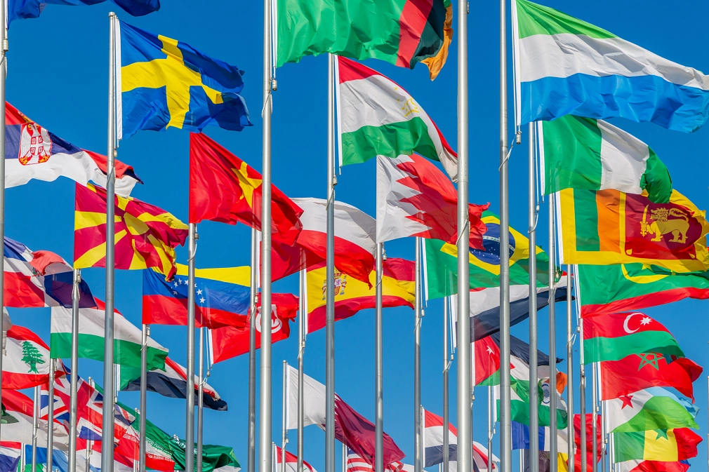 Nationalflaggen Nationalflaggen wehen im Wind, darunter Banner aus Schweden, Sri Lanka, Mazedonien, Brasilien, Sierra Leone, Bahrain und viele andere mehr. © iStock/ Vadim_Nefedov