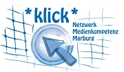 Das Logo besteht aus dem Schriftzug klick Netzwerk Medienkompetenz Marburg auf einem angedeuteten Netz, in dem außerdem in der Mitte ein Punkt mit einem Pfeil gezeichnet ist.