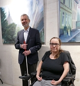 Auf dem Bild sind der Vorsitzende, Franz Josef Breiner, mit Blindenstock und die stellvertretende Vorsitzende, Stefanie Ingiulla, im Rollstuhl zu sehen. © Ulrich Severin