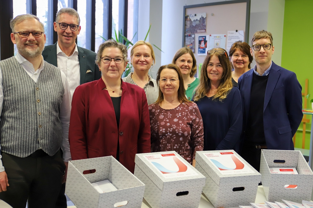 Eine Personengruppe steht vor den Demenz Boxen.
