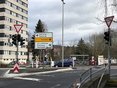 Die Arbeiten an der Ampelanlage sind schneller fertig als geplant. Die Umstellung für Rechtsabbieger in Richtung Brücke verbessert den Verkehrsfluss. © Universitätsstadt Marburg