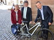 Benutzten die Fahrradringe am Rathaus als erste (v. l.): Radverkehrsbeauftragte Katharina Grieb, Bürgermeister Dr. Franz Kahle und Oberbürgermeister Dr. Thomas Spies.