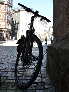 Als Symbol für die Selbstverständlichkeit, mit der in der Universitätsstadt Marburg Fahrräder mitgedacht werden, stehen zwei neue Stellplätze direkt am Eingang zum Rathaus. © Philipp Höhn, Stadt Marburg