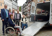 Foto von Oberbürgermeister Vaupel, Mitgliedern des Behindertenbeirates, Lothar Enters von ASU, Sharafoden Sheva von Aktivcar und Kerstin Hühnlein vom FD Soziale Leistungen neben einem Behindertenfahrzeug