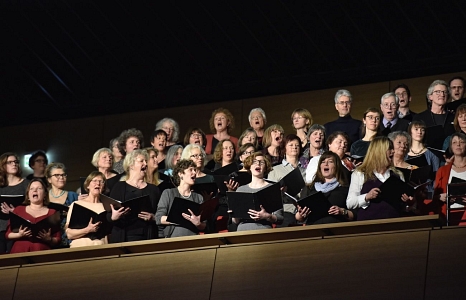 Rund 100 Sängerinnen und Sänger stimmen auf dem Rang unter anderem das Studentenlied "Alt Marburg", bei der Zugabe singt der Saal mit. © Georg Kronenberg