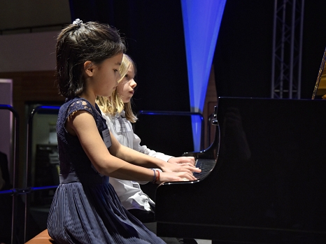Mai Epping und Gabriel Büneman von der Musikschule Marburg spielten vierhändig am Klavier.