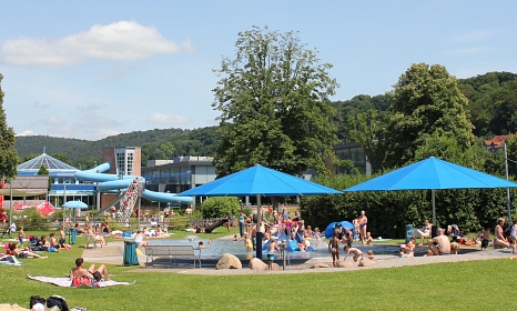 Nicht nur Badespaß soll es auf dem Fest zum 20-jährigen Bestehen des Freibad Aquamar geben, sondern auch Hüpfburg, Zauberer und Riesen-Dart. (Foto: AquaMar, Stadt Marburg) © Aquamar, Stadt Marburg