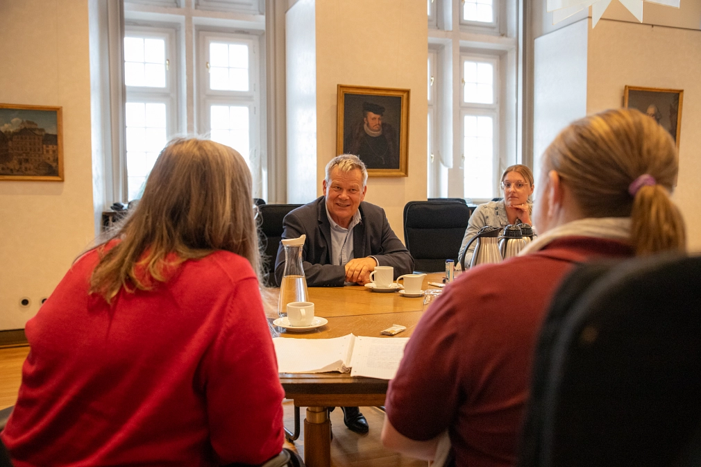 Der Oberbürgermeister Dr. Thomas Spies sitzt mit Bürger*innen an einem Tisch im Gespräch.&nbsp;&copy;&nbsp;Patricia Grähling, Stadt Marburg