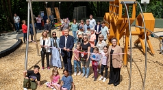 Oberbürgermeister Dr. Thomas Spies (3.v.l.), Bürgermeisterin Nadine Bernshausen (l.) und Stadträtin Kirsten Dinnebier (r.) haben den Spielplatz in der Graf-von-Stauffenberg-Straße gemeinsam mit vielen Eltern und Kindern bei einem kleinen Fest eröffnet.