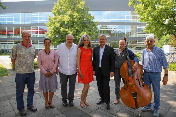 Oberbürgermeister Dr. Thomas Spies (3.v.r.) stellt das Programm zum Jazzsommer und zum Jubiläum der Deutschen Jazzunion vor. © Patricia Grähling, Stadt Marburg
